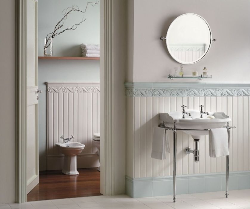 Do łazienki w stylu retro potrzebne są stylizowane dodatki: armatura i ceramika. Na zdjęciu boazeria