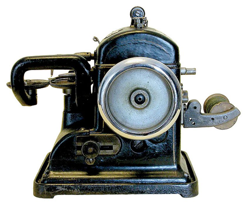 Historia wynalezienia maszyny do szycia z seksem w tle.