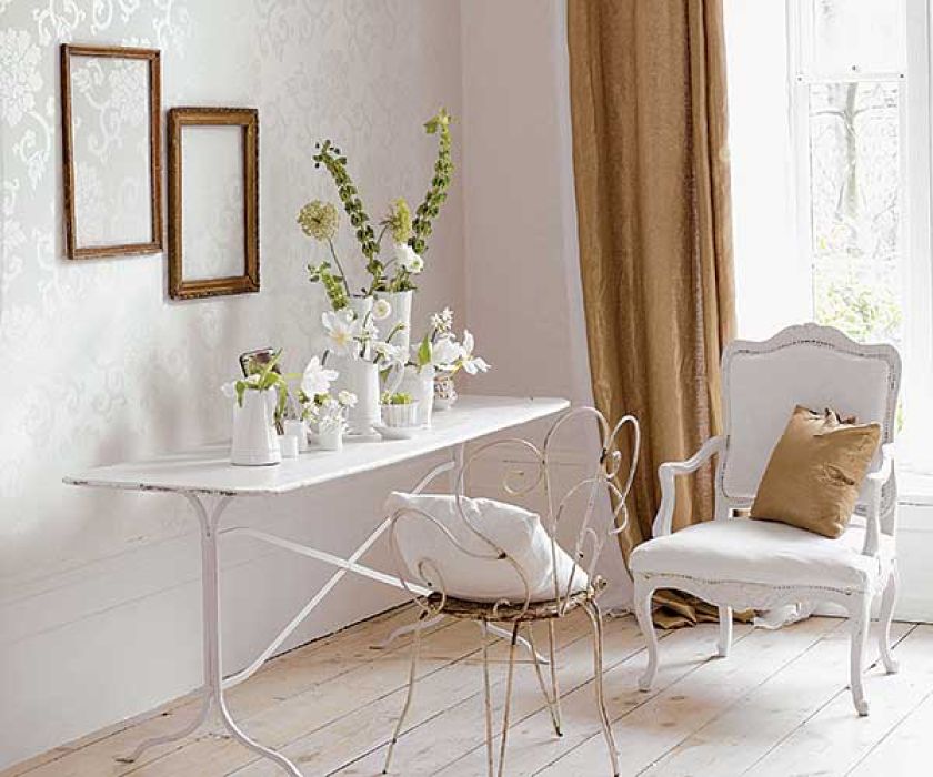 Jak żadne inne, kute meble świetnie pasują do jasnych romantycznych wnętrz. DESIGNER GUILD