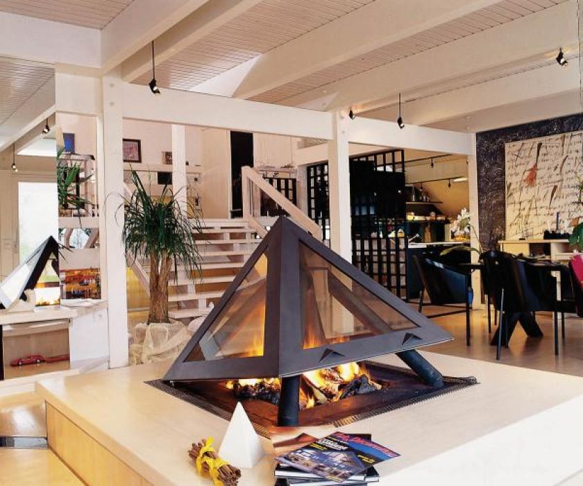 Kominek bez komina? Tak, firma Arkiane wpadła na pomysł odprowadzania spalin dołem - cztery rury schowane są w podłodze.