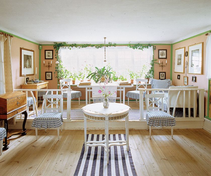 Pełne światła i koloru nieformalne wnętrze zaprojektowano po to, by w nim biegać, śmiać się i relaksować do woli.