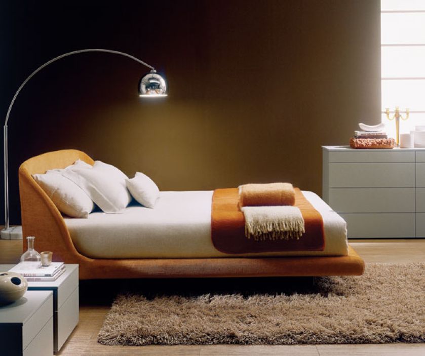 Łóżko Smeraldo zaprojektowali architekci z A A Associati. Do wyboru trzy rodzaje tapicerki. Charakterystyczna