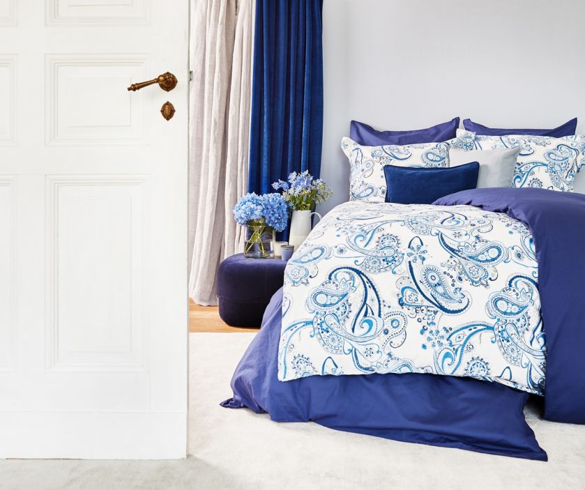 biało niebieska sypialnia