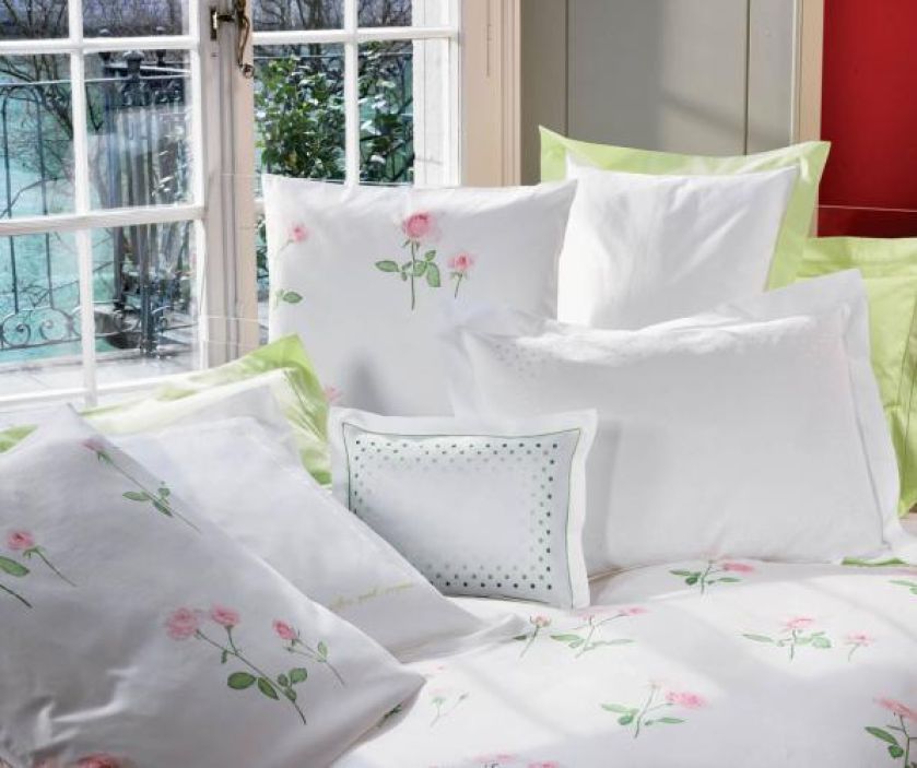 Wraca moda na puchowe piernaty, poduchy, pledy, kapy, falbany, koronki...