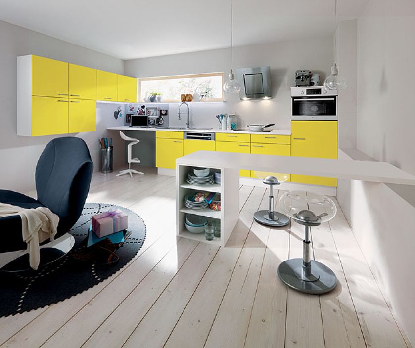 Z prostą wyspą i schowkiem na naczynia. ALNO