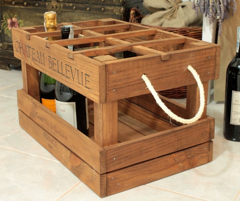 Skrzynka z drewna sosnowego, pomalowana bejcą w kolorze rustykalnego brązu i ozdobiona nadrukami wykonanymi przy