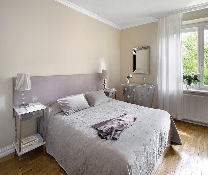 Drewniana komoda z kryształowymi uchwytami obita blachą, metalowe szafki nocne z marmurowymi blatami, wezgłowie łóżka