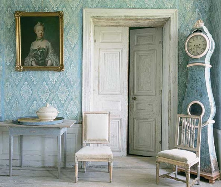 Ogromny niczym zdjęty z ratuszowej wieży zegar jest największą ozdobą salonu. Nie tylko z powodu swoich rozmiarów. ALMIDECOR