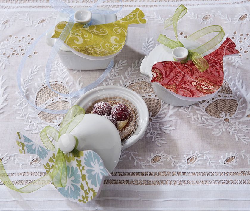 Ozdoby z papieru mogą zawisnąć jako girlandy lub upiększyć ceramikę.