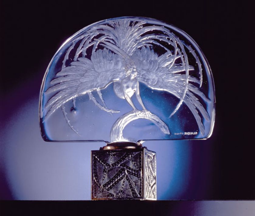 Ognisty ptak (1922 r.) przedstawia mityczną hybrydę. Podstawa została wykonana z brązu.