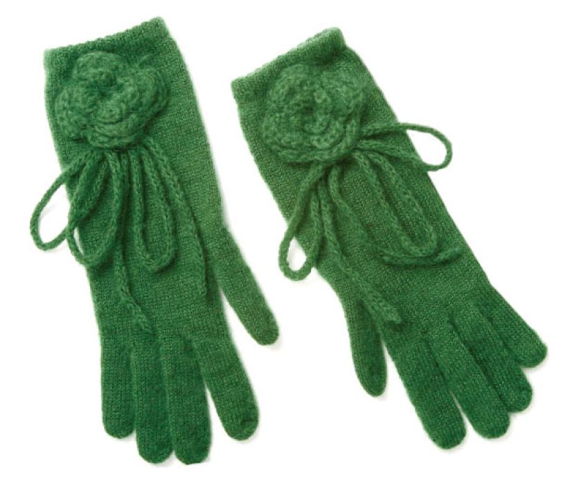 Wełniane rękawiczki ozdobione kwiatami.