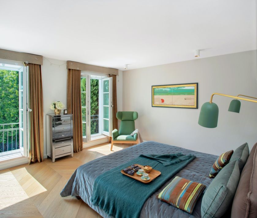 sypialnia z zielonymi dodatkami