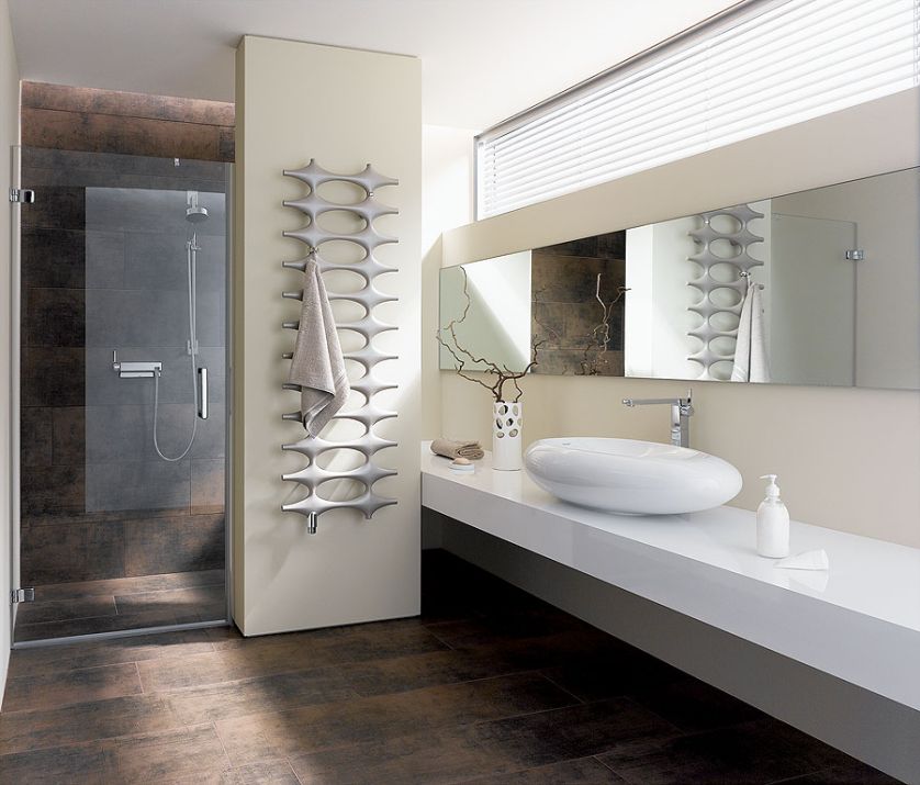 Ideos – dizajnerskie ciepło. Ramiona grzejnika kształtem przypominają gwiazdy, całość wygląda lekko i elegancko. KERMI