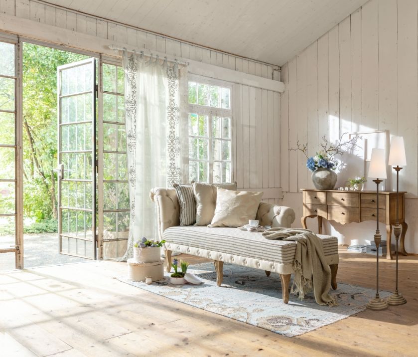 jak powiesić firany w salonie