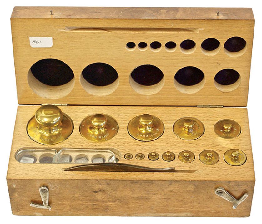 Komplet odważników. Wagi kiedyś i dziś