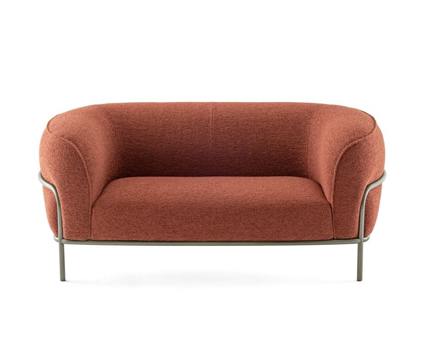 sofa w kolorze ceglastym