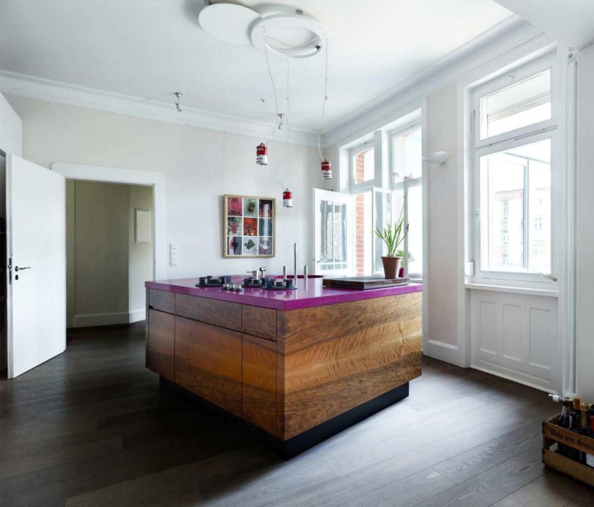 Wyspa z drewna orzechowego z madżentowym blatem, kolekcja K1, sARAH mAIER, www.sarah-maier-collection.com