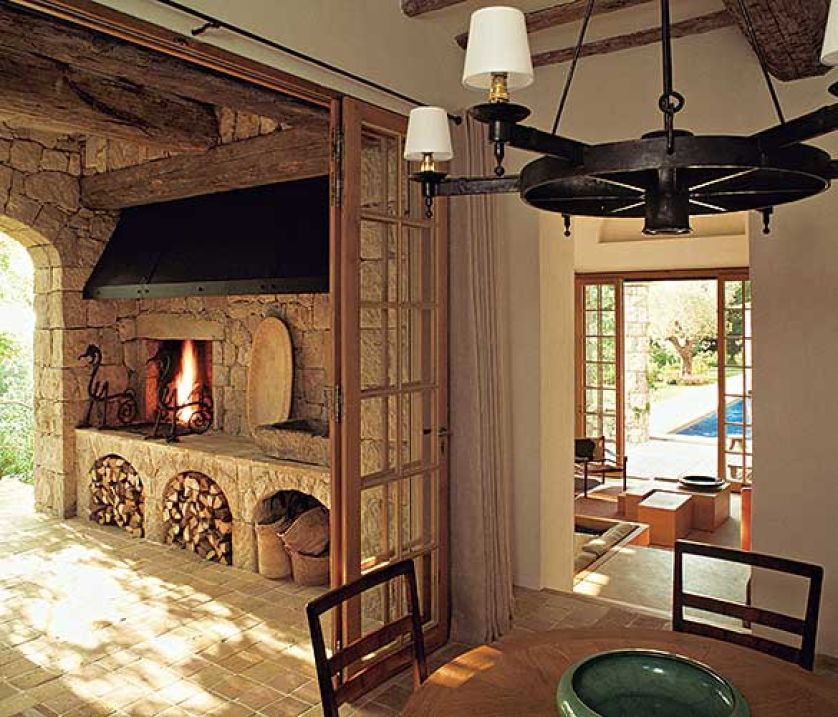 W tym domu wnętrza przenikają się. Kamień i drewno w jednym domu