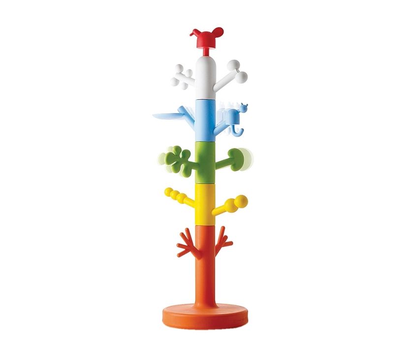 kolorowy wieszak stojący na ubrania