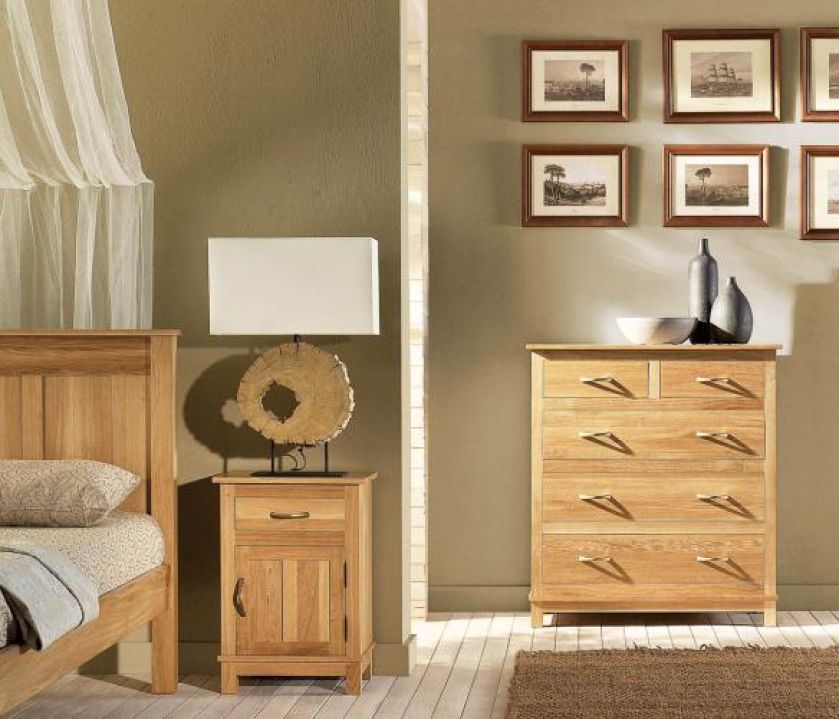 Kolekcja Vitality w modnym stylu eko. Meble zrobiono z jasnego drewna dębowego. Za komodę zapłacimy 2546 zł. BELVIA