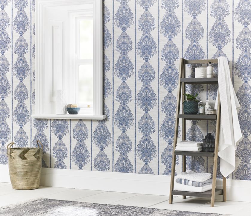 niebieska tapeta do łazienki