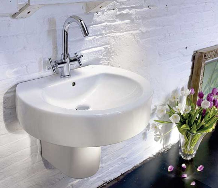 Ceramiczna umywalka nabierze wyrazu, jeśli umieścimy ją na tle pobielanej ceglanej ściany. Ta z kolekcji