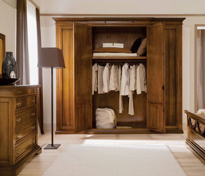 Czterodrzwiowa intarsjowana szafa z kolekcji Sforza nawiązuje do rzemieślniczych tradycji regionu Werony. BRUNO PIOMBINI