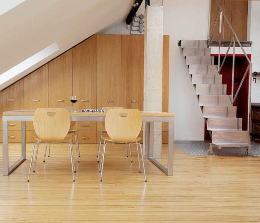 Stół to połączenie zimnego metalu z ciepłym drewnem.