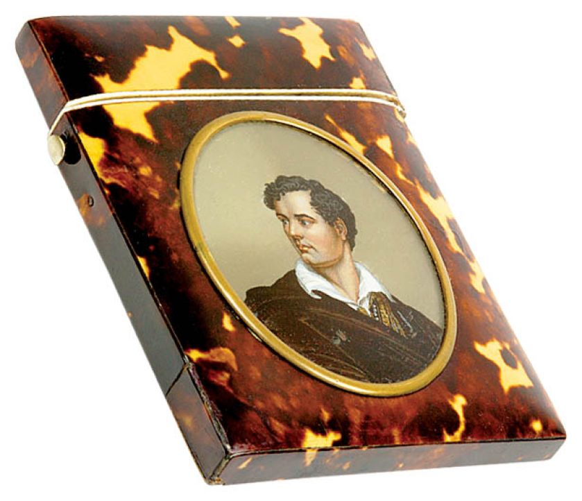 Wizytownik ze skorupy żółwia z dużą miniaturą lorda Byrona, Anglia 1870 r., z kolekcji Włodzimierza