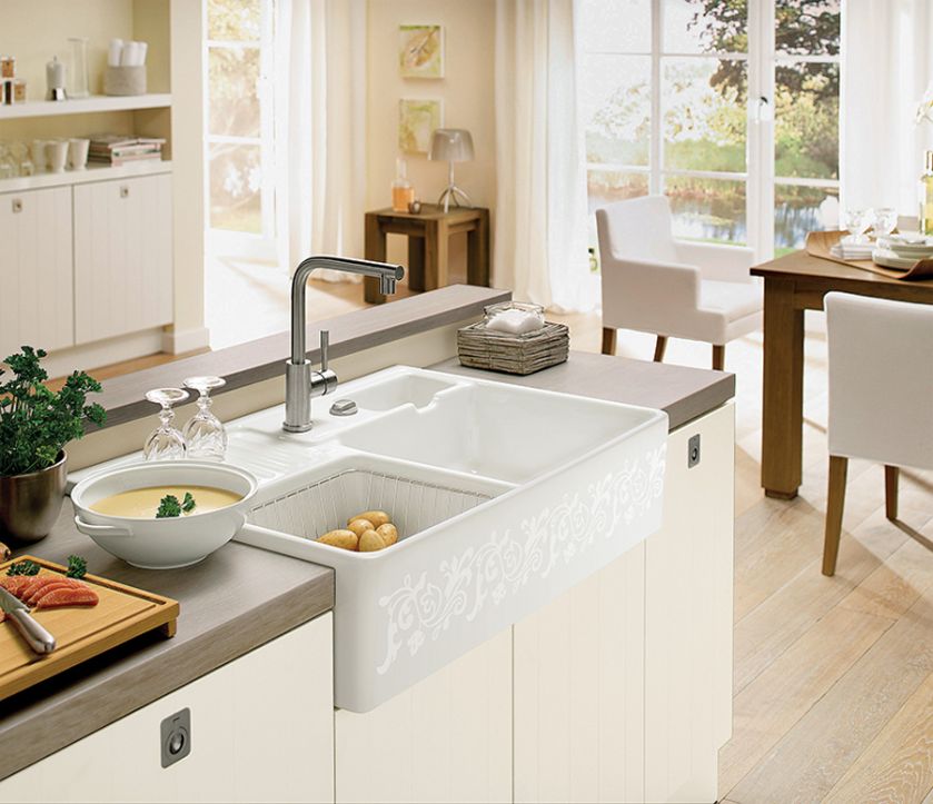 Dwukomorowy zlew w angielskim stylu z powłoką CeramicPlus w cenie 7610 zł. Bateria Modern Steel za 2350 zł, VILLEROY