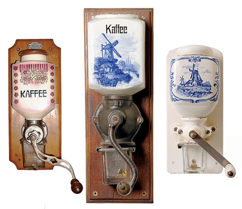 (Od lewej) Wiszące: pierwszy ze zbiorów Muzeum Lubuskiego im. Jana Dekerta Zagrody Młyńskiej , drugi