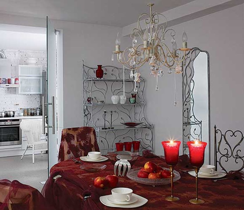 Dorota ma zawsze pod ręką kolorowy tiul. Może nim przykryć to, czego akurat nie chce pokazywać. W salonie zamaskowała