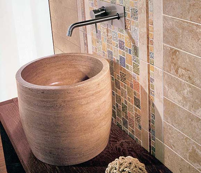 Umywalka zrobiona z jednego bloku trawertynu. Wysokość - 48 cm. Kolekcja Travertino Noce. Cena - 9500 zł. YETI