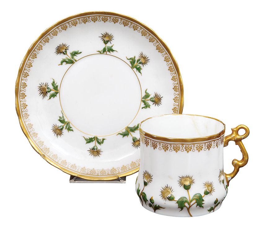 Filiżanka ze spodkiem, ręcznie malowana i złocona porcelana, lata 1900-1914.