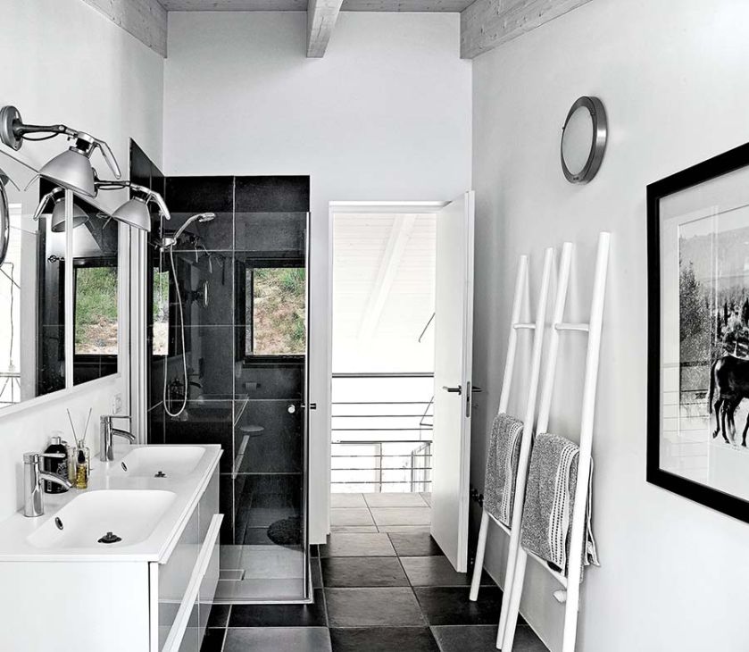 W łazience zamontowano ciekawe nowoczesne oświetlenie.