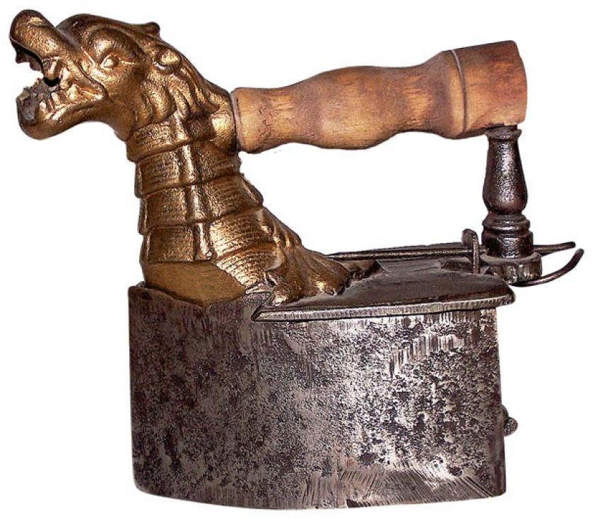 Żelazko na węgiel, z kominem w kształcie głowy smoka, prawdopodobnie dla leworęcznych, produkowane w latach