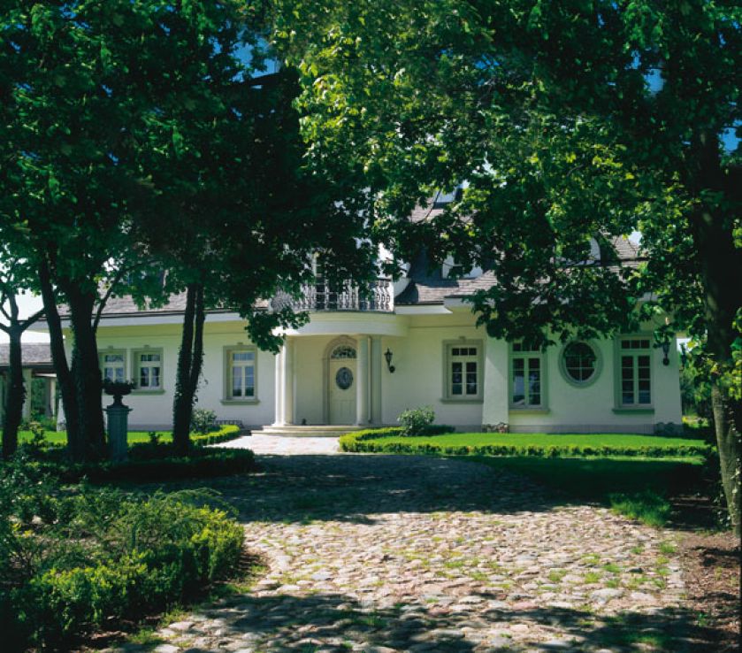 Dom postawiono w taki sposób, żeby nie zniszczyć starej klonowej alei. Nie wiedzie ona co PRAWDA do głównego wejścia,