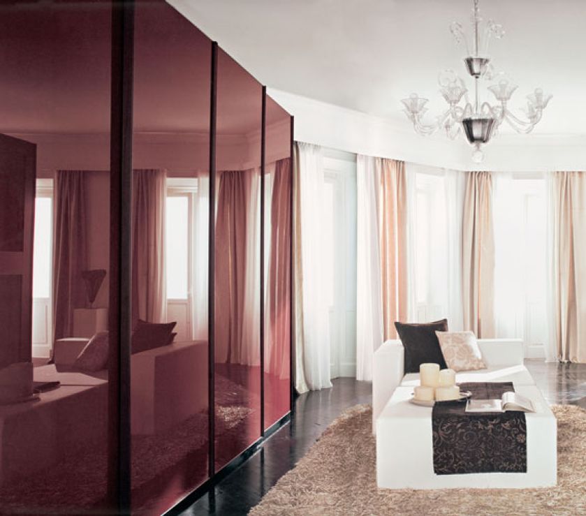 Szafa z kolekcji Step 01 fabryki Sma. Ma przesuwane drzwi z barwionego na czerwono szkła. ORIGINE ITALIA