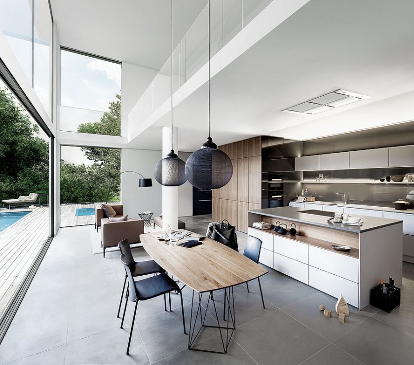 Klasycznie ze stołem, ale w nieklasycznym stylu: blat na ażurowych nogach optycznie nie zajmuje dużo