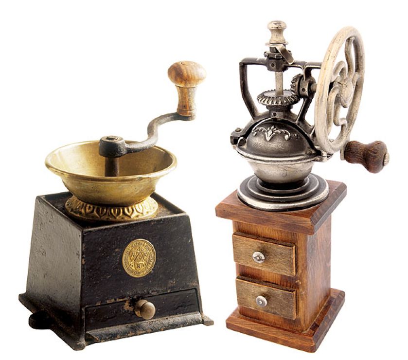 Od lewej: skrzynkowy i drewniano-metalowy z dwiema szufladkami.