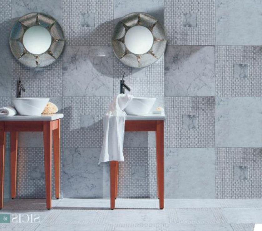 Ulubienice projektantów - proste białe umywalki na tle mozaiki Classic Marble. SICIS