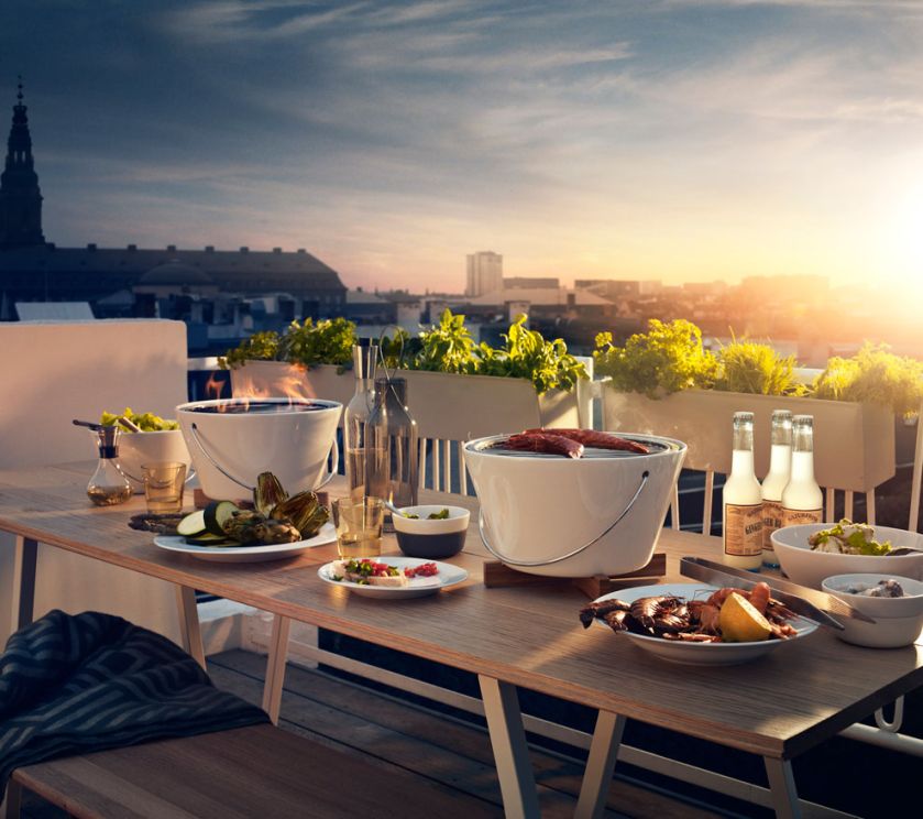 Na balkonie można urządzić eleganckie przyjęcie. Warto zadbać o odpowiednią oprawę i zastawę stołu. Wiele