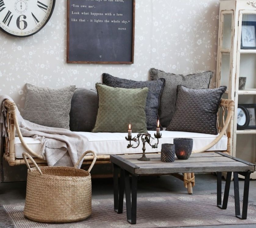 stolik kawowy z drewna z recyclingu