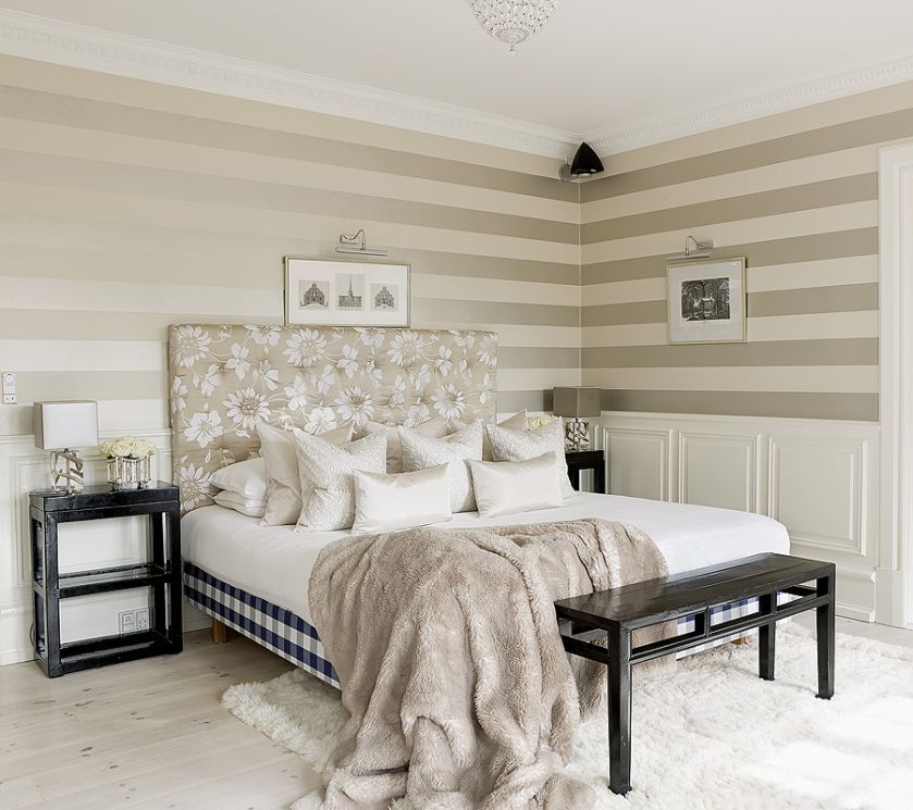 Taki wzór tapety optycznie powiększa pomieszczenie.