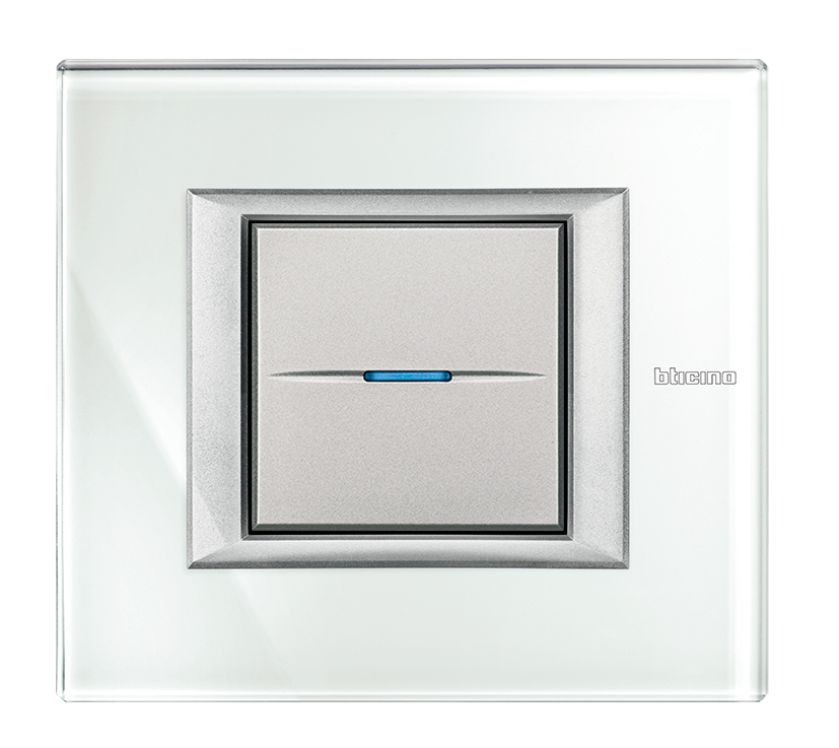 Przykład włącznika z kolekcji Axolute. Zdjęcie: Legrand