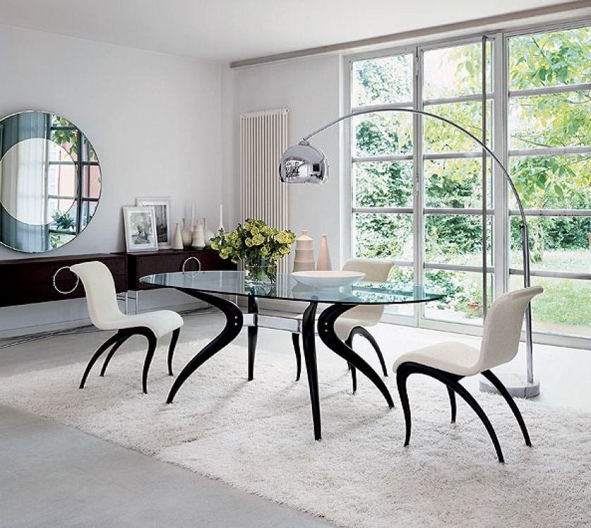 Nogi stołu (2448 euro) i krzeseł są zrobione z drewna czereśniowego. STUDIO ITALIA