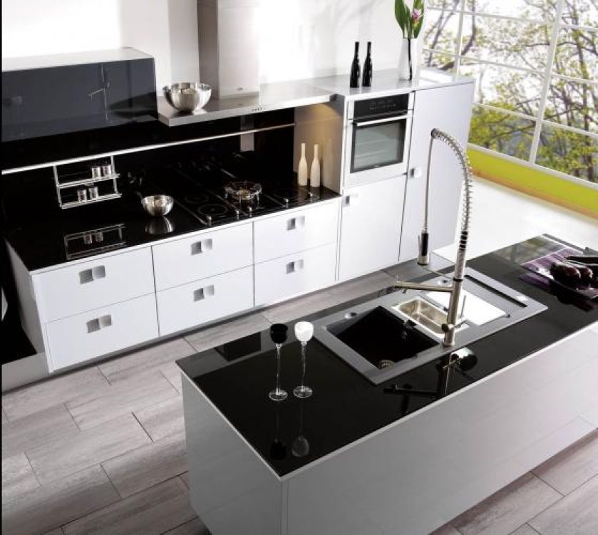 Kuchenne szafki z oryginalnymi uchwytami wyglądają jak komoda. Kolekcja Sicilia. MEBEL RUST