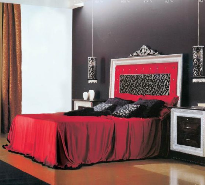 Zagłówek tego królewskiego łoża wyszywany jest srebrnymi nićmi, a drewniana rama pokryta płatkami srebra. Cena - 18 600 zł.