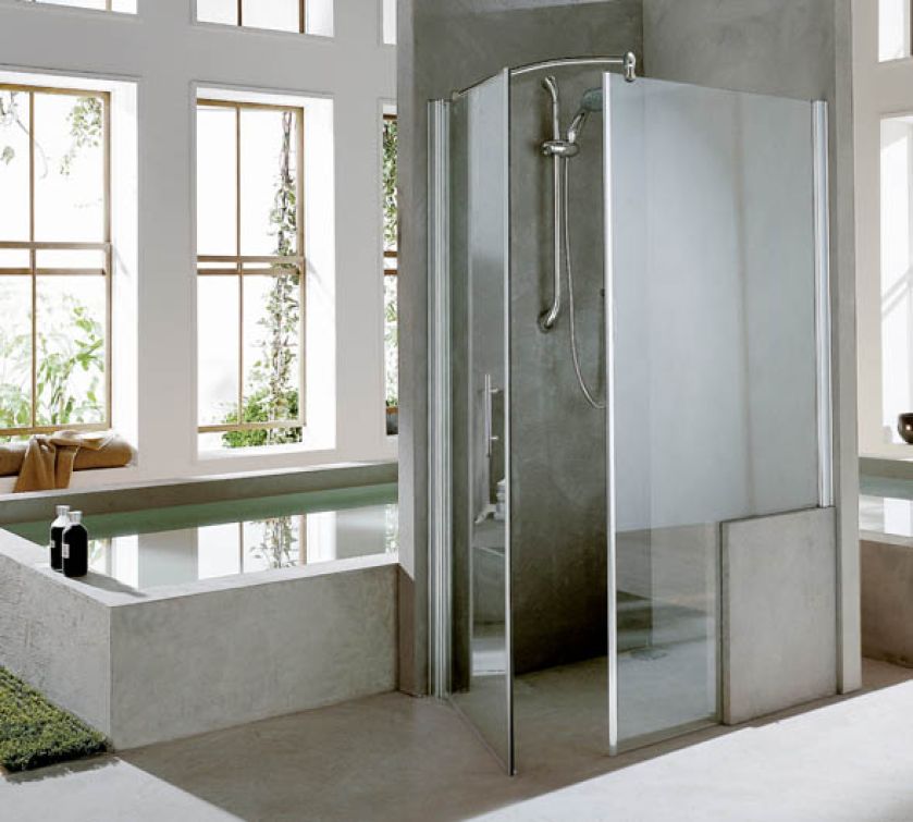 Szklana kabina prysznicowa z chromowaną deszczownicą. NOVELLINI