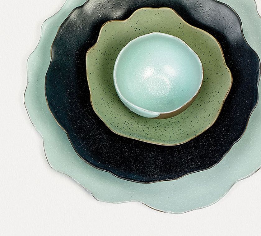 Nowoczesna, kolorowa zastawa stołowa